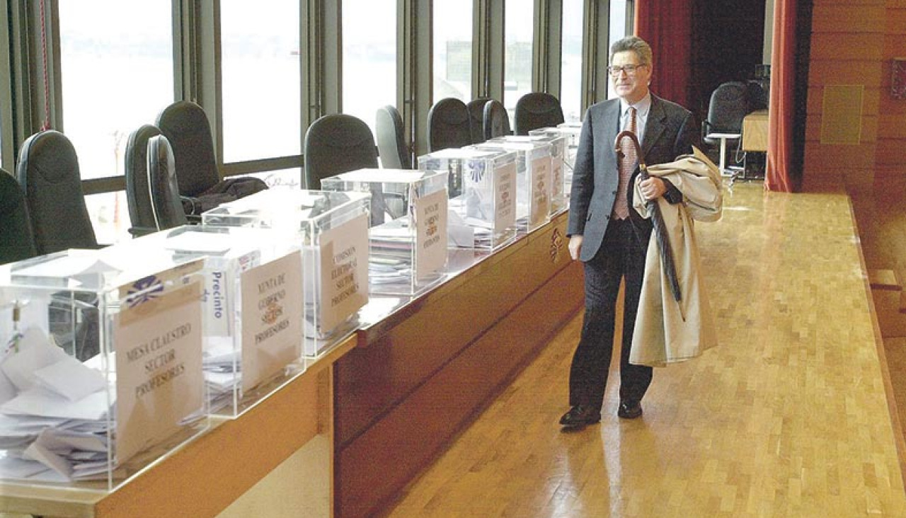 Meilán Gil, junto a las urnas para las votaciones, hace 25 años