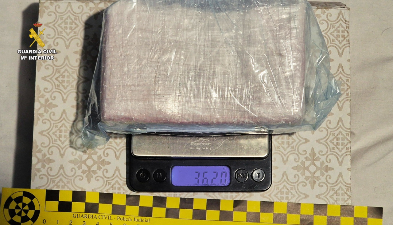 En la operación se han intervenido más de 2,2 kilos de heroína, medio kilo de cocaína y diversas armas prohibidas