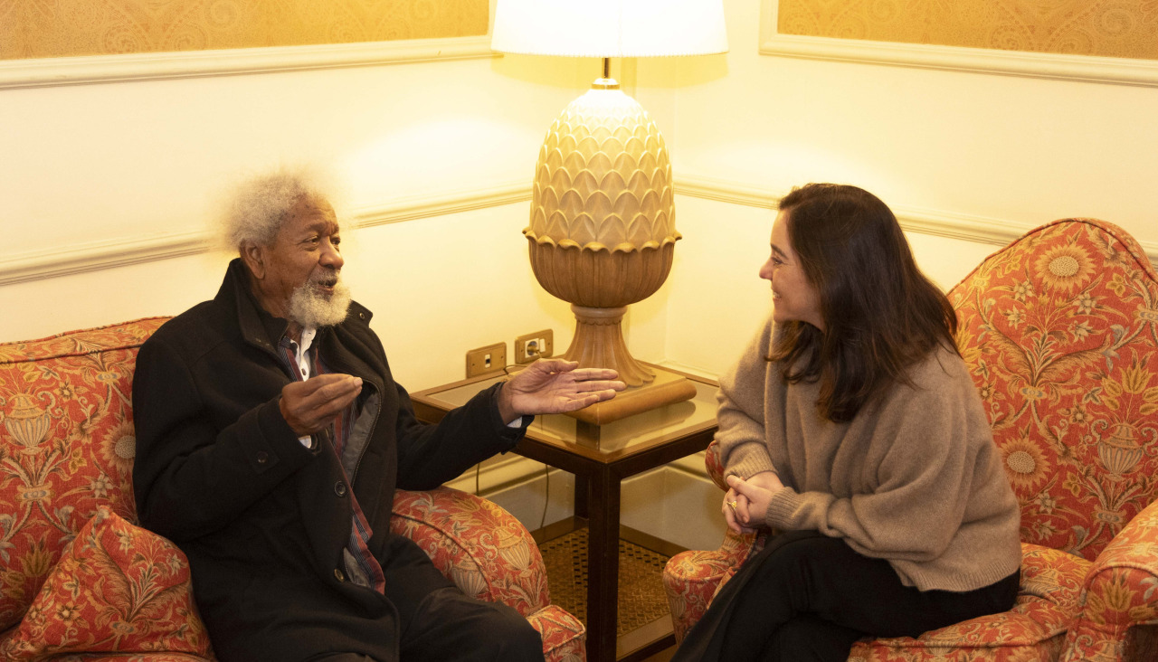 Inés Rey recibe al Nobel Wole Soyinka, que recitará esta tarde en el ...