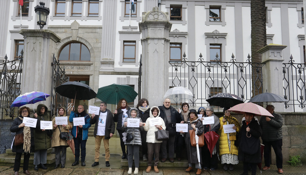 Representantes de la Plataforma de Víctimas del Alvia 01455, esta tarde, a las puertas de la Audiencia Provincial de A Coruña