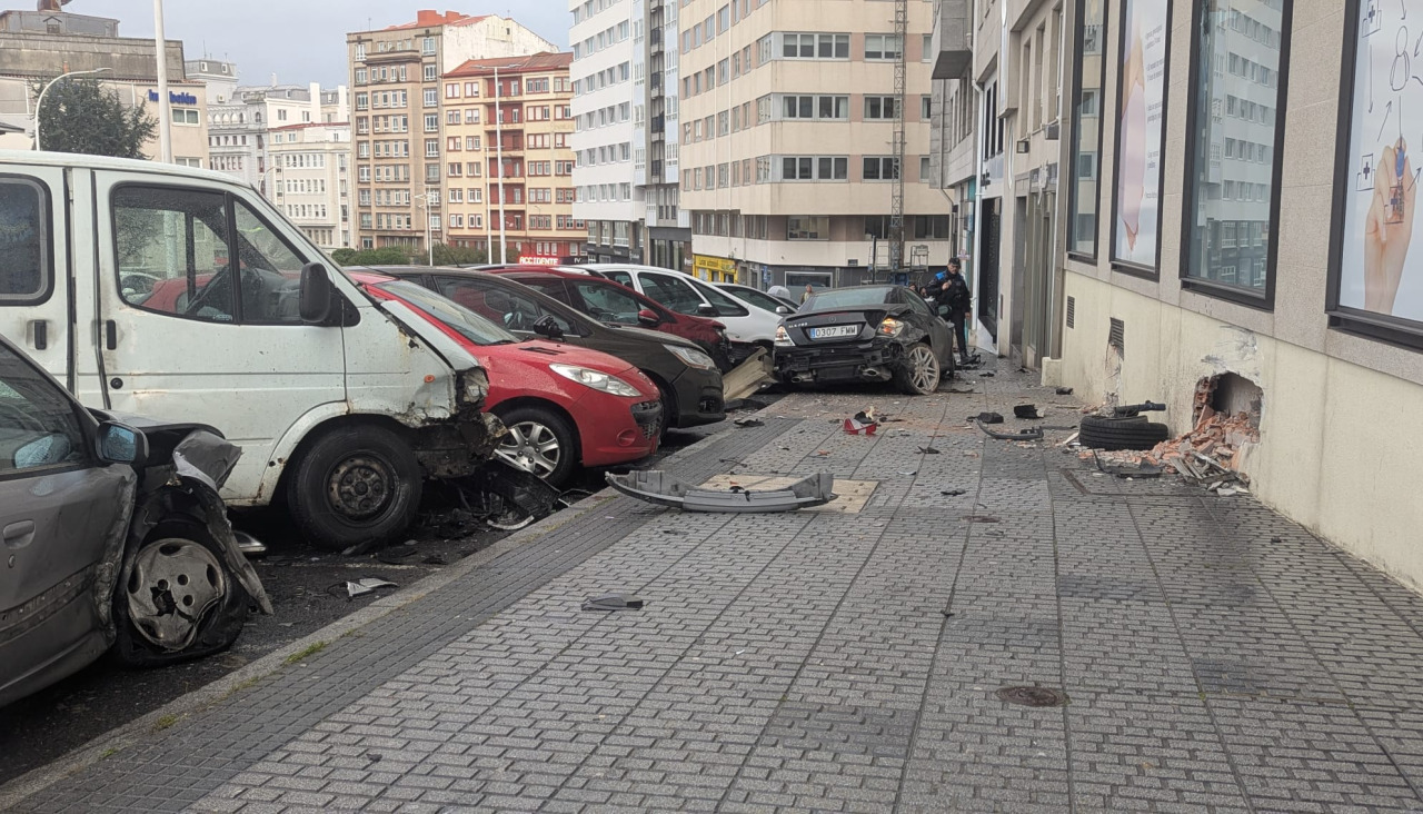 Una mujer pierde el control de su vehículo y choca contra un muro en el ...