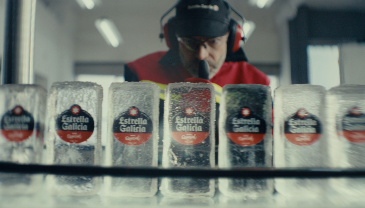 Una imagen del anuncio de Estrella Galicia que hace un guiño a su pasado como fabricante de hielo