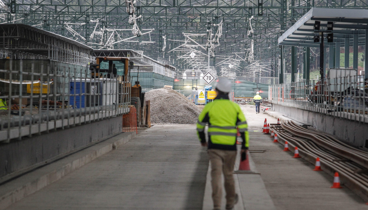Un operario de Adif, en las obras de la estación intermodal de A Coruña