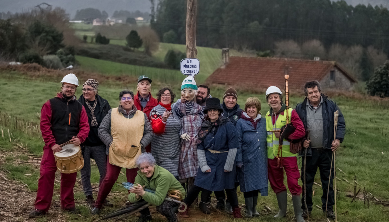Los vecinos instalaron este fin de semana el Policarpo, que anuncia el inminente inicio de las celebraciones