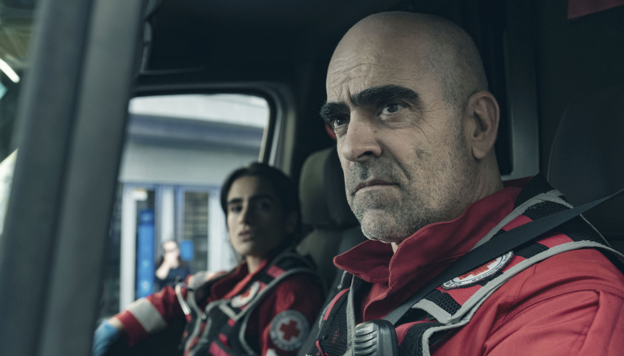 Los actores Luis Tosar, en el papel de Salvador, y Fariba Seikhan, como Marjane, en una escena de la serie 'Salvador'.