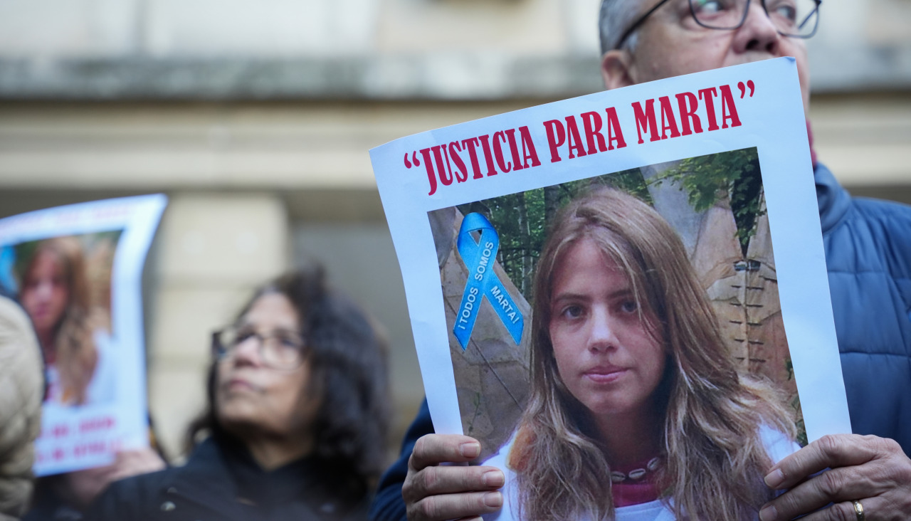 Manifestantes con carteles con la foto de Marta del Castillo, durante la concentración ante los juzgados por el 15 aniversario de su asesinato