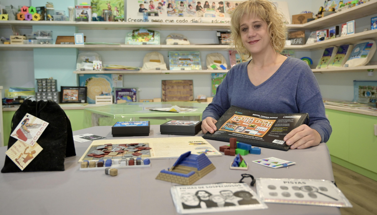 Ana Rodríguez posa con uno de sus juegos en su tienda