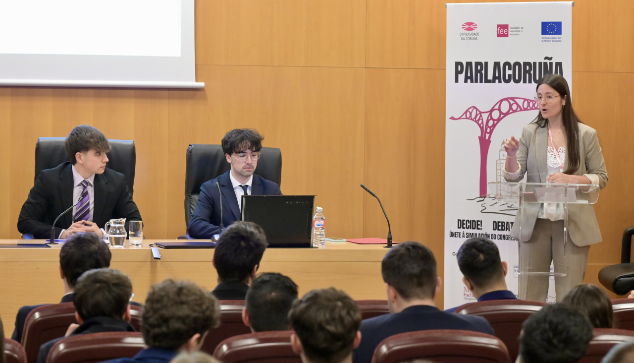 Una alumna exponía ayer sus argumentos en la Facultad de Economía de la UDC
