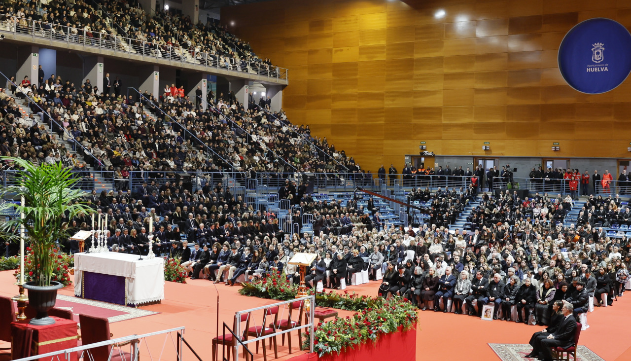 La misa funeral celebrada ayer en Huelva por los fallecidos en el accidente de Adamuz