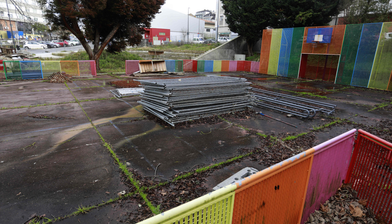 Restos de obra en el parque Ramón Barba