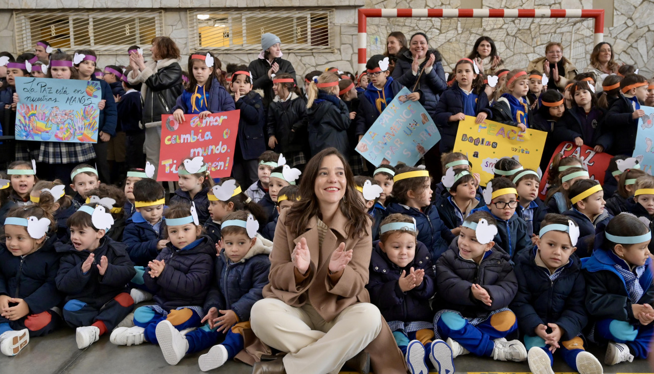Inés Rey entre alumnos de La Grande Obra de Atocha celebrando el día por la Paz