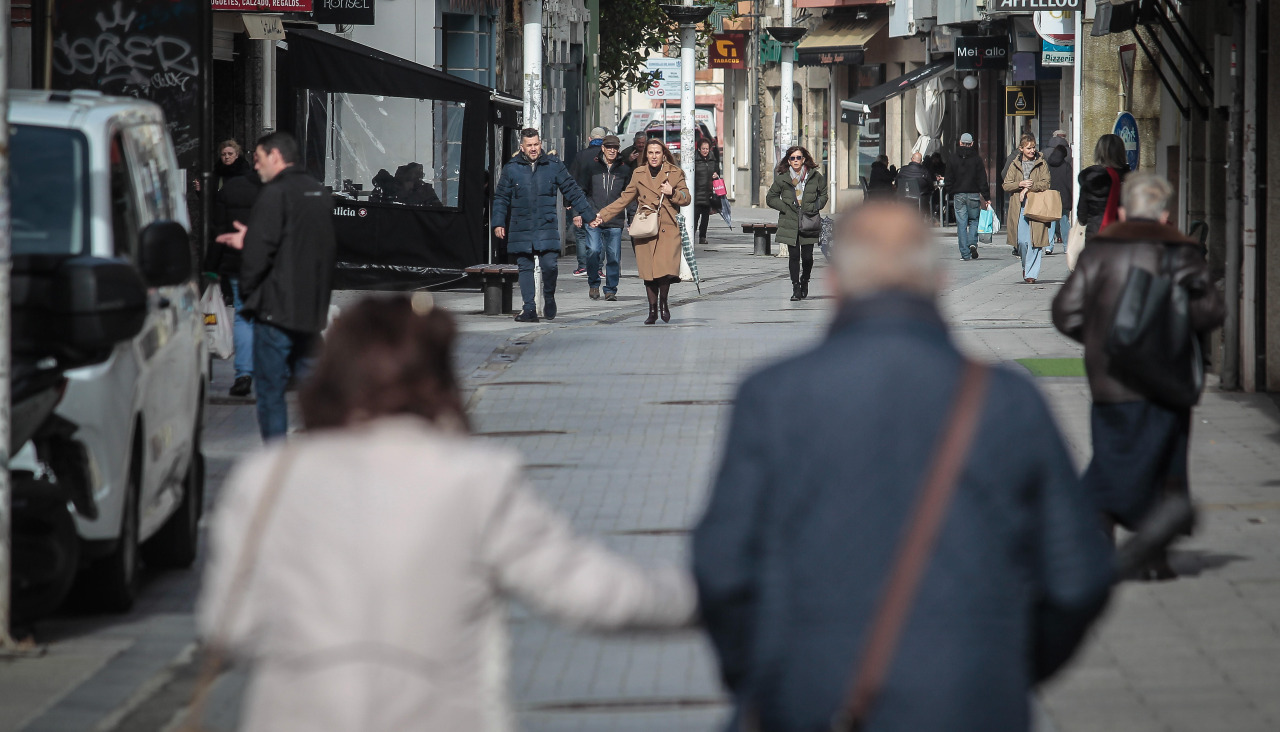 Ambiente en la calle Linares Rivas de Sada, este sábado