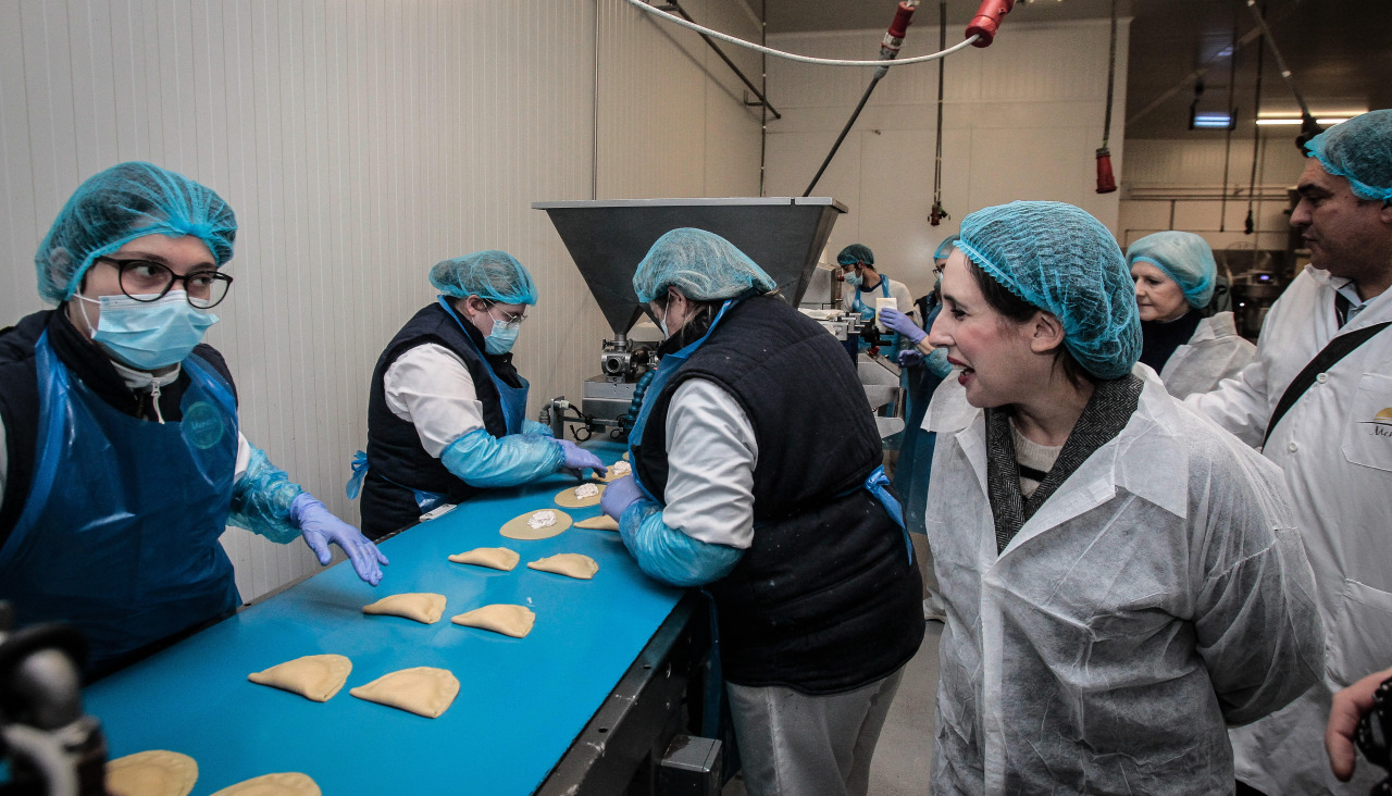 Lorenzana charla con el personal de Mencer