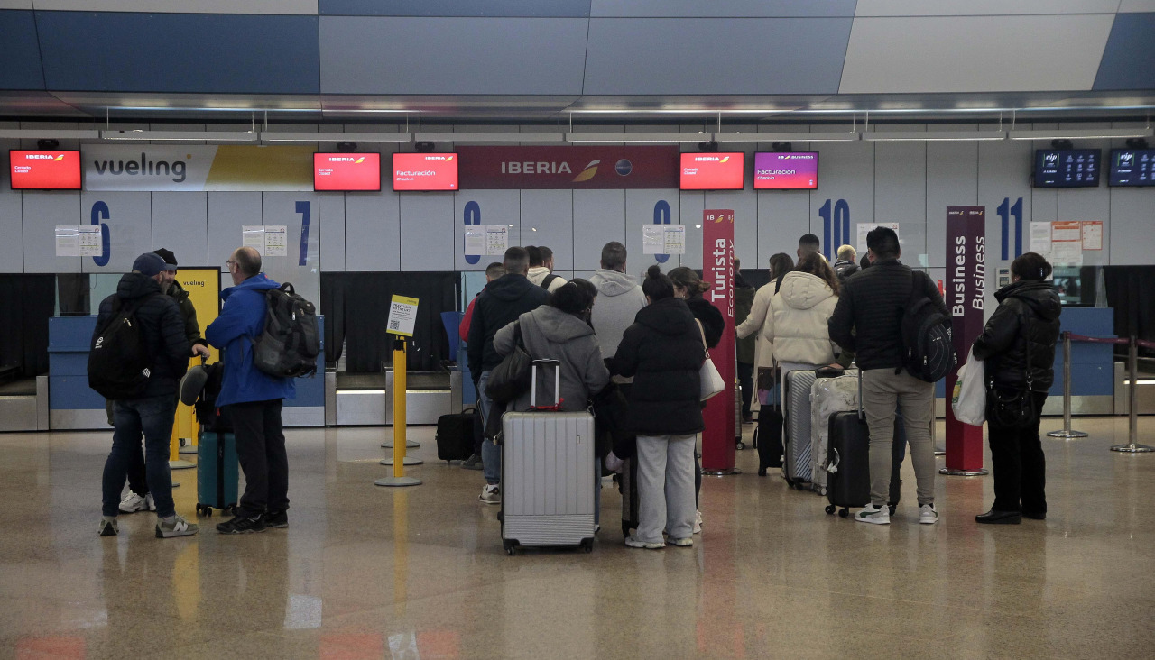 Pasajeros en la terminal de Alvedro, esperando para embarcar en un avión 