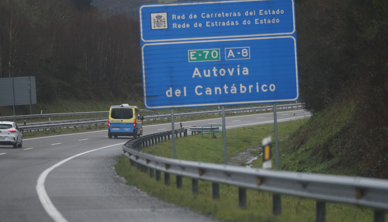 Mueren dos operarios y otro está grave al ser atropellados por un camión-grúa en la A8