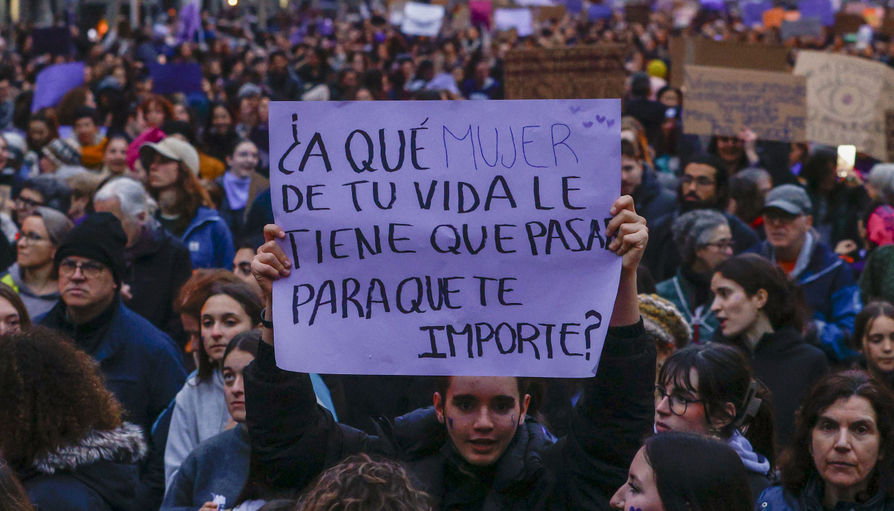 Una persona sujeta un cartel contra la violencia de género en Barcelona 
