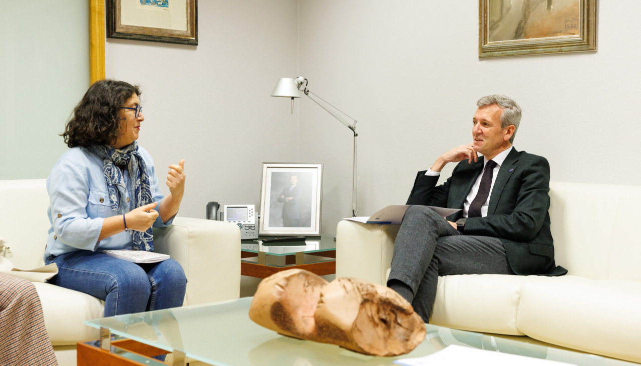 Alfonso Rueda durante la reunión con Carmen López, directora sociosanitaria de la Federación Galega de Enfermidades Raras e Crónicas (Fegerec