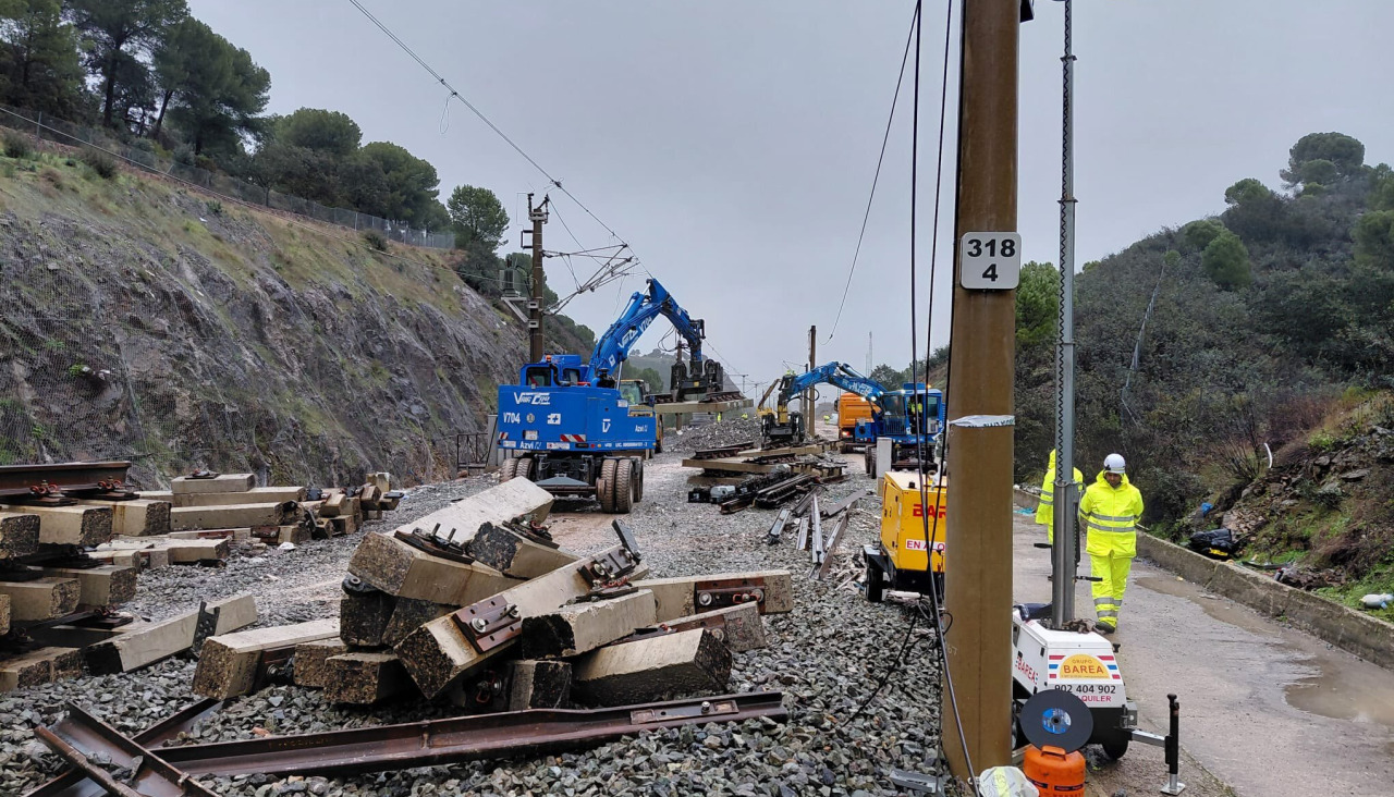 Máquinas y operarios del Adif trabajan en la zona del siniestro en Adamuz |