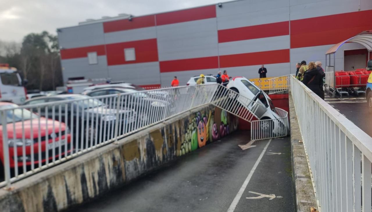 El vehículo se precipitó sobre la rampa del parking