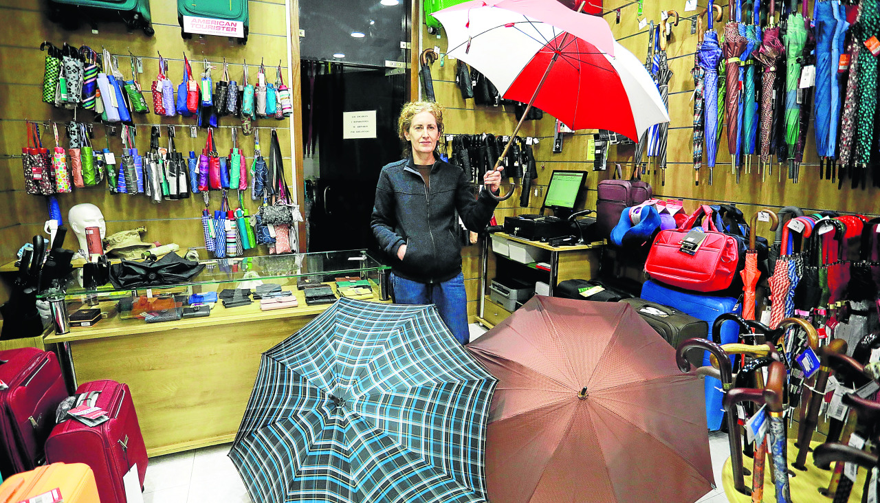Una trabajadora de Paraguas Carballo, en su tienda del centro comercial de Cuatro Caminos