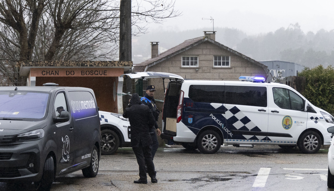 Axentes da Policía Local, este domingo, no lugar do suceso 