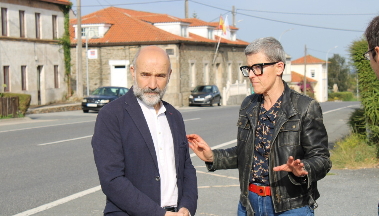 Néstor Rego y Pura Ferreño, en un momento de la visita, en las inmediaciones de la casa consistorial de Coirós