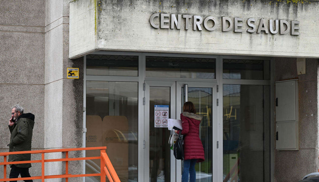 Una persona accede a un centro de salud en A Coruña
