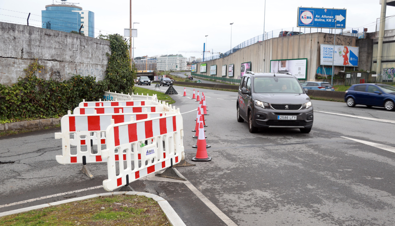 Un vehículo bordea la calle cortada en Francisco Pérez Carballo