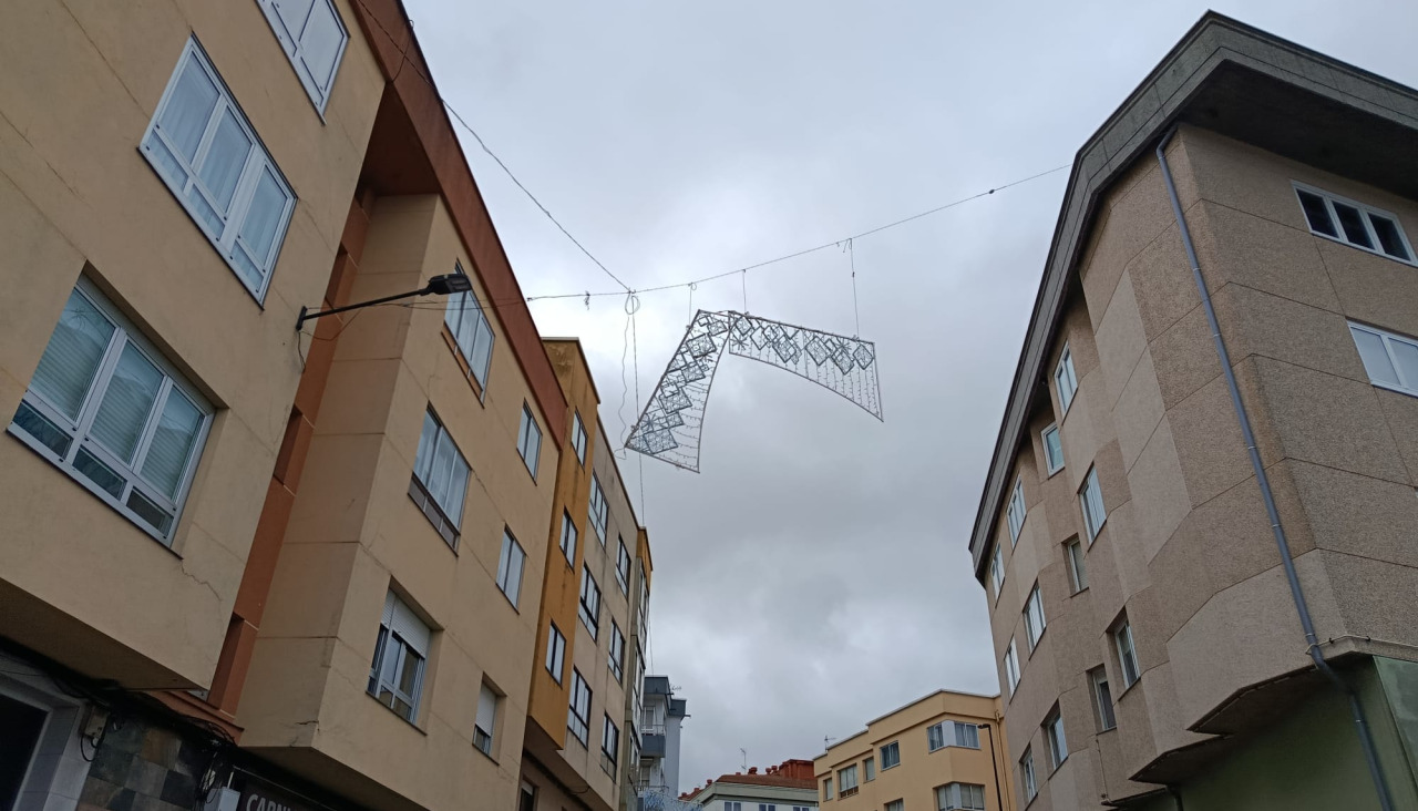Guirnalda descolgada en la calle Padre Feijoo de O Temple