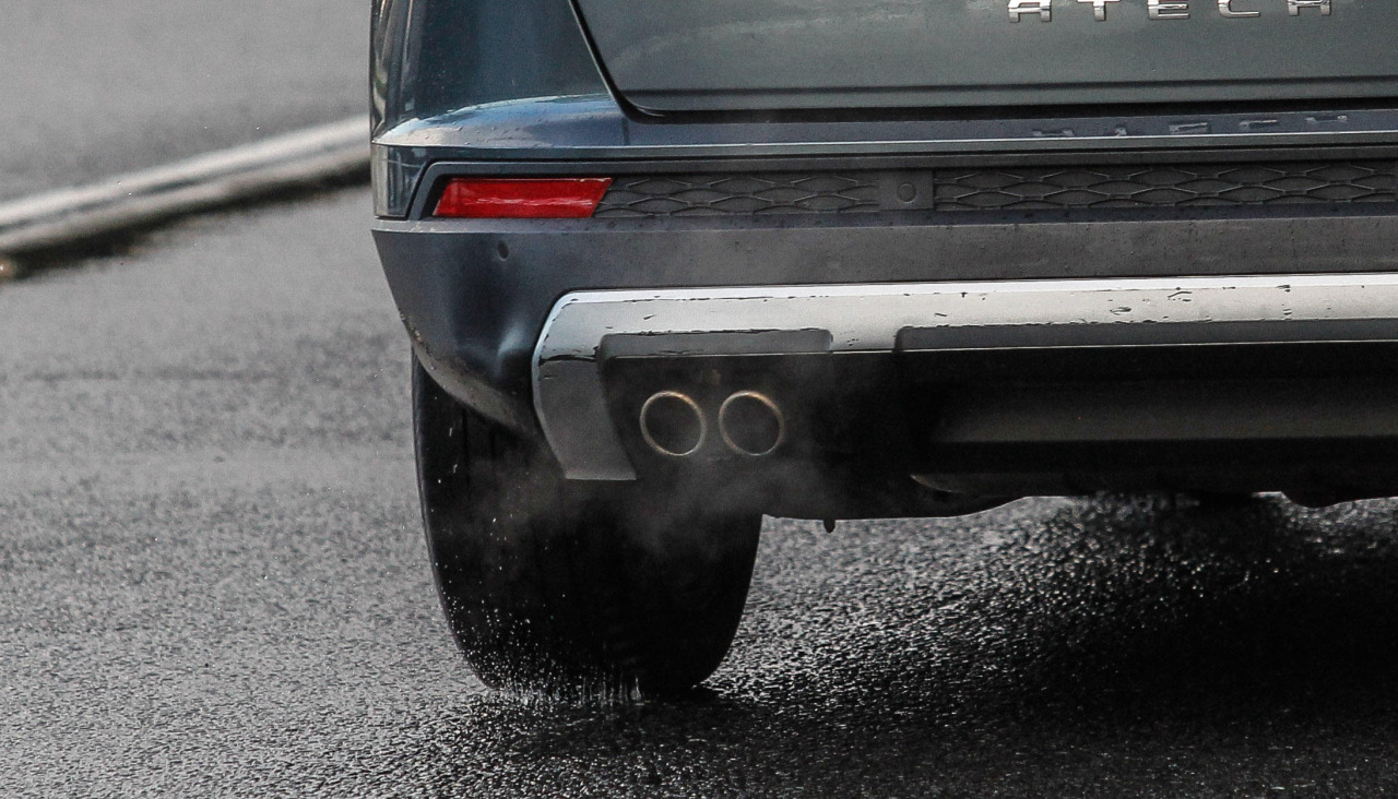 UN vehículo emite gases de efecto invernadero en A Coruña