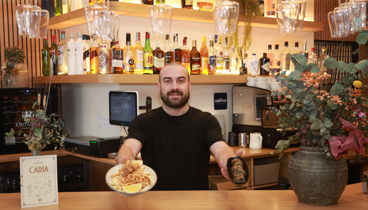 El hostelero posa con dos especialidades de la casa