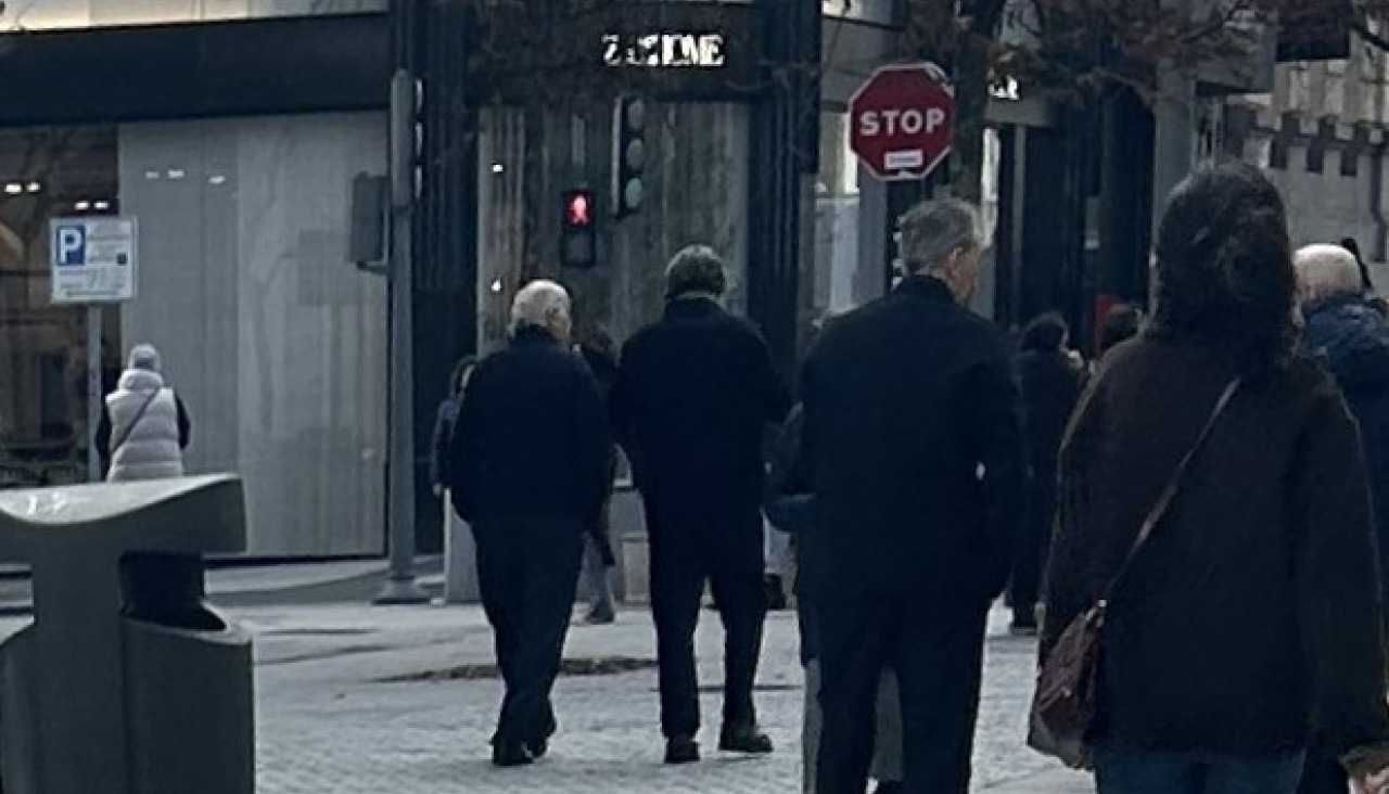 Amancio Ortega, durante su paseo por la plaza de Lugo de A Coruña