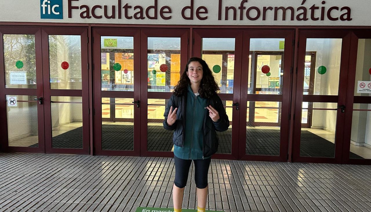 Sofía Barbeito, frente a la Facultad de Informática