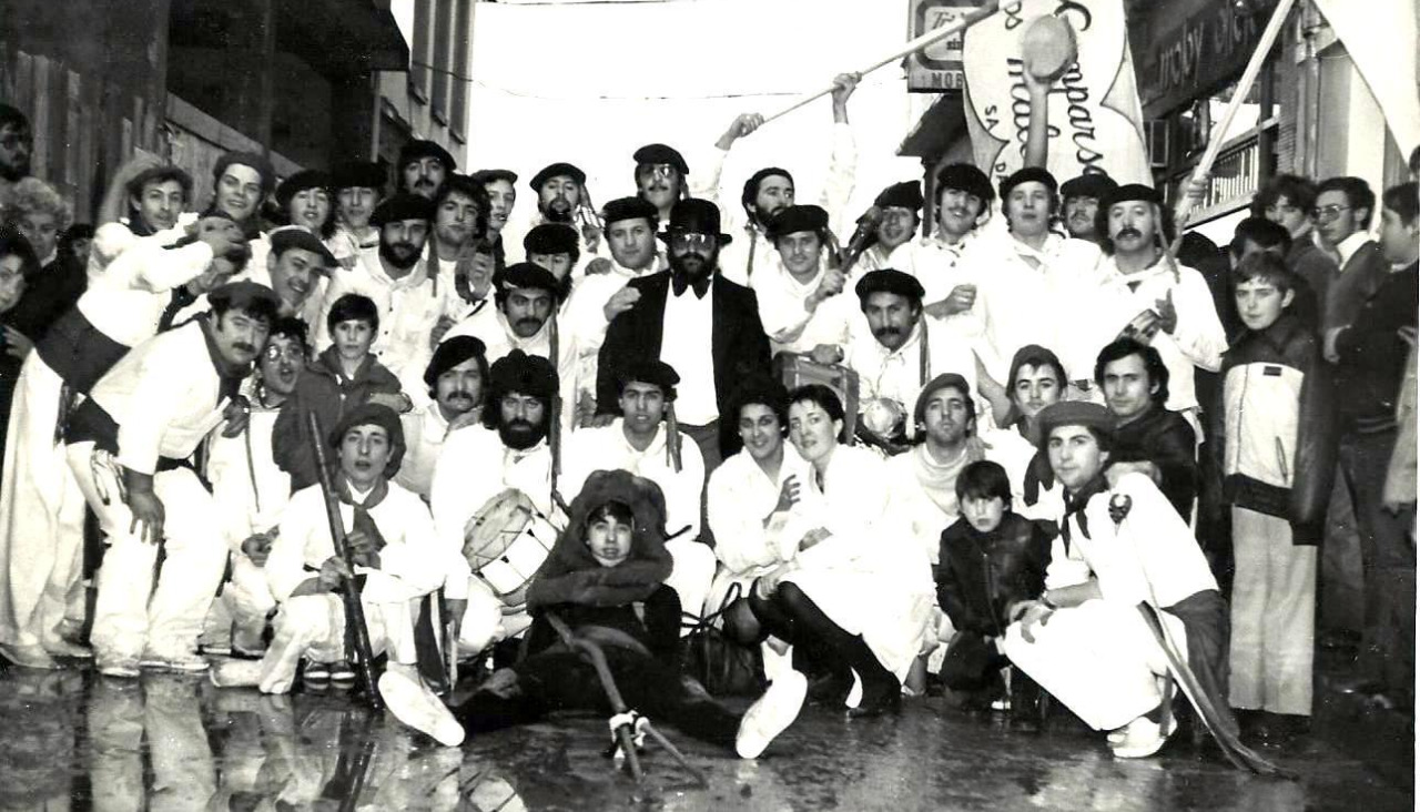 La célebre comparsa sadense ‘Os Maleantes’ se creó para recuperar una antigua tradición, de la mano de Modesto Pena, ‘Lito el del Moby’, a través de la Asociación Cine Castelao