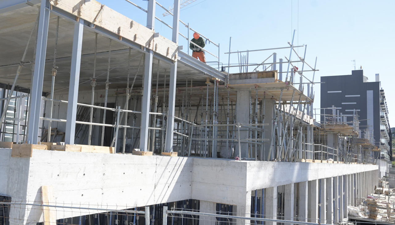 Un operario trabaja en la construcción de un inmueble