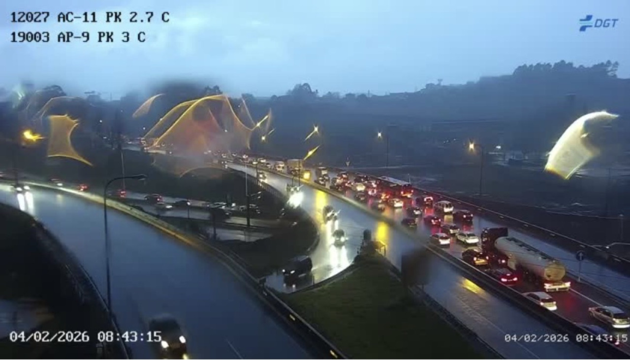 Atasco de tráfico en Alfonso Molina y la entrada desde la autopista por el corte en la zona del Coliseum y Carrfour