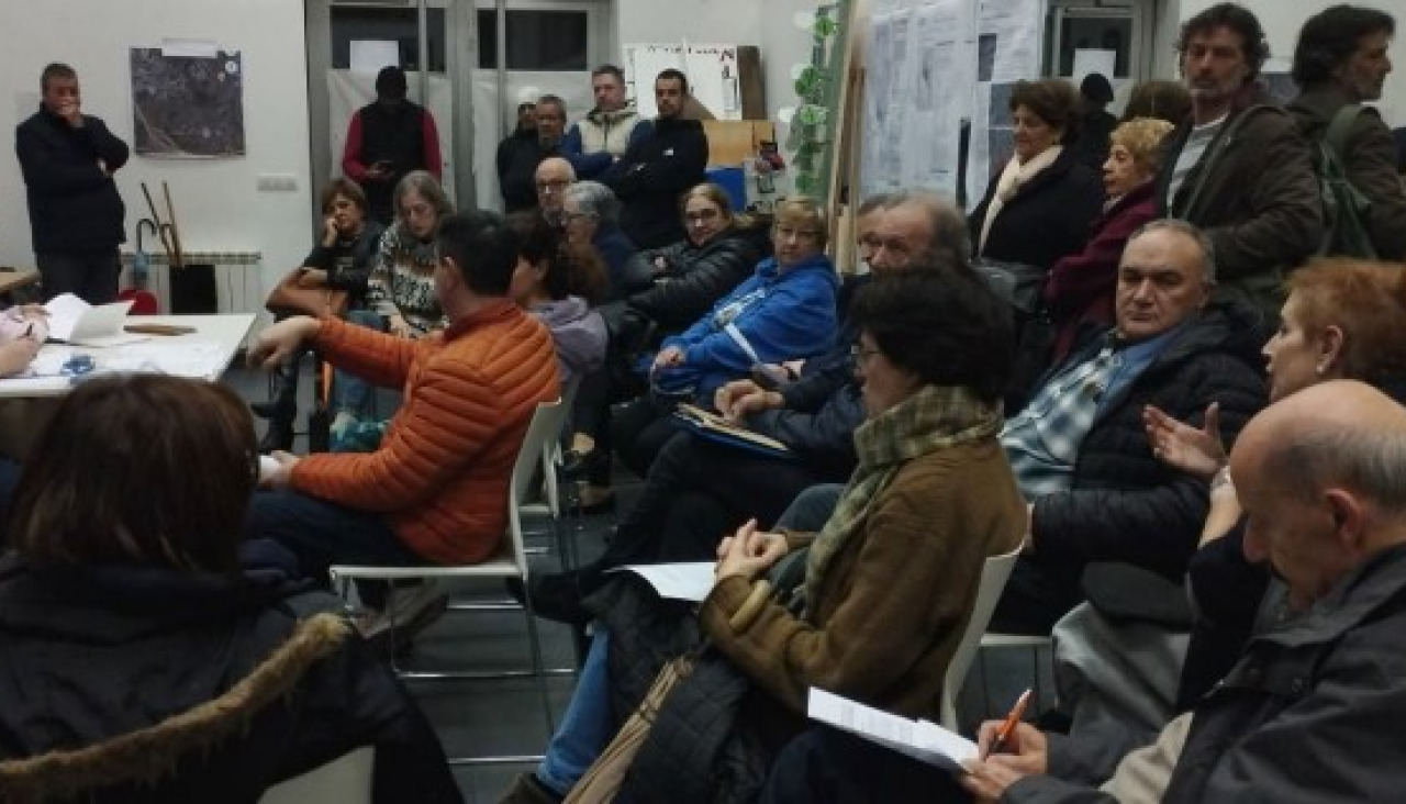 Una de las reuniones de los vecinos de Eirís sobre las expropiaciones para las viviendas de Monte Mero