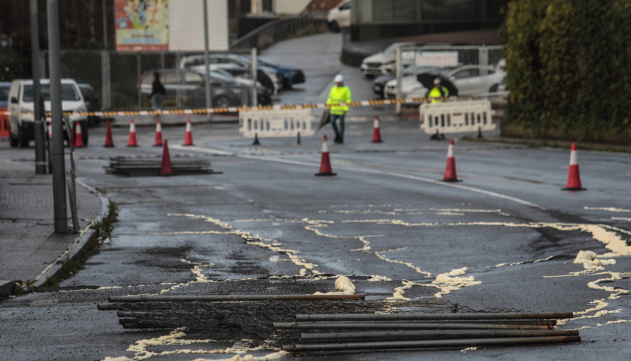 Estado de la calzada hundida, con los operarios trabajando