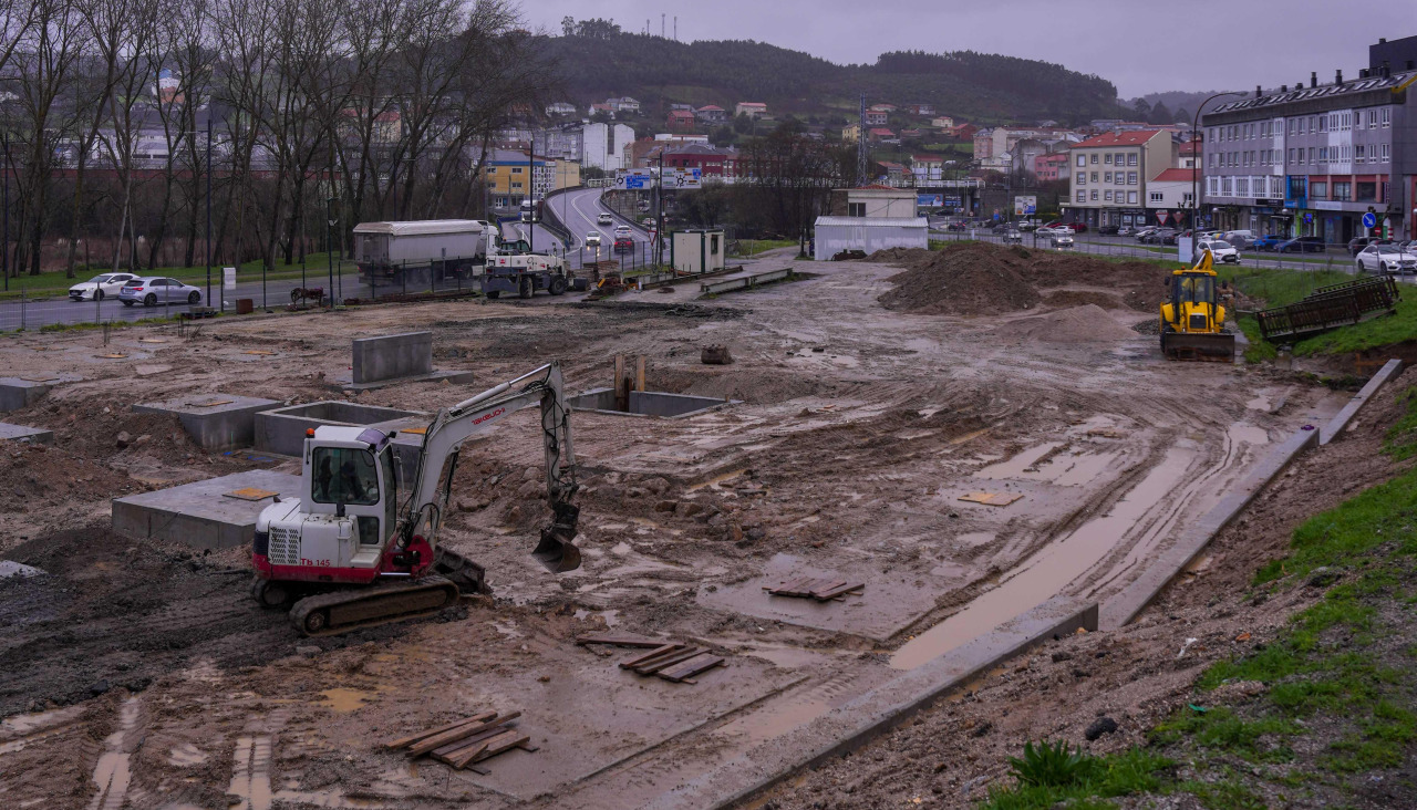 Máquinas trabajando en la parcela