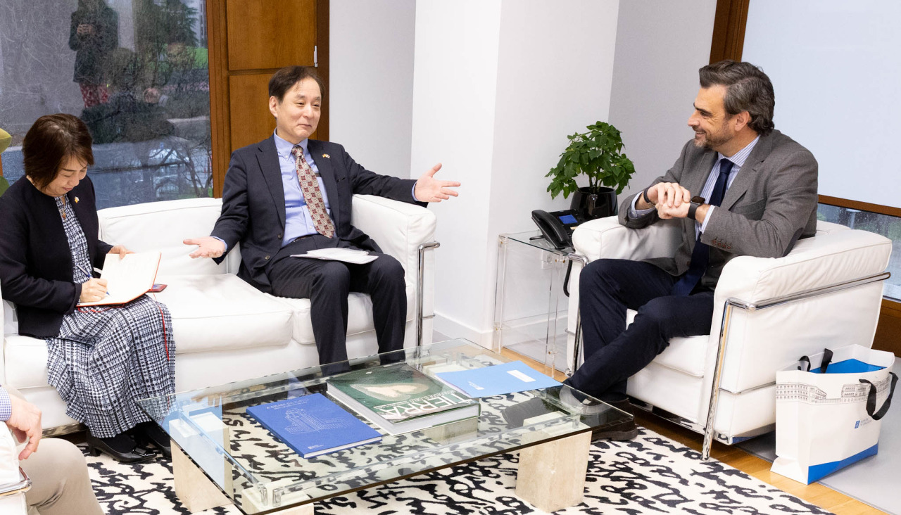 Diego Calvo, durante su reunión con el embajador de Japón