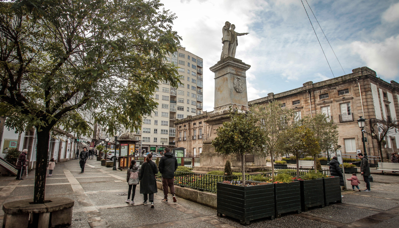 La estatua de los García Irmáns y el Edificio Archivo de Betanzos