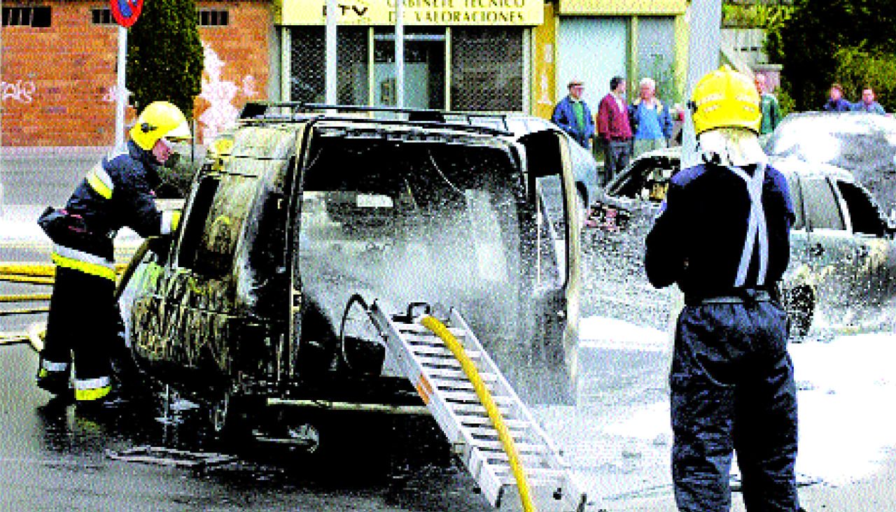Los bomberos enfrían la bombona de acetileno para impedir su explosión hace 25 años