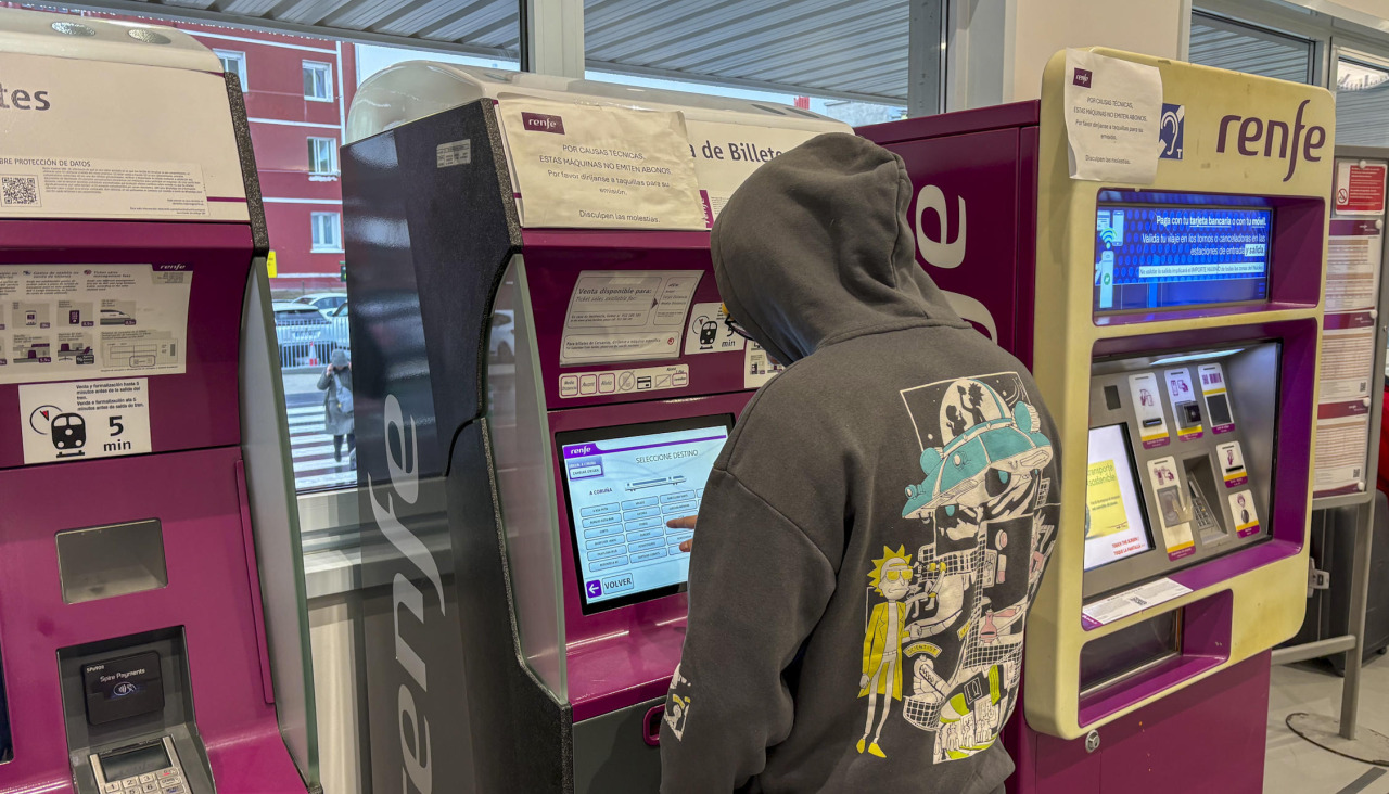 Un viajero, en las taquillas de la estación de tren de A Coruña