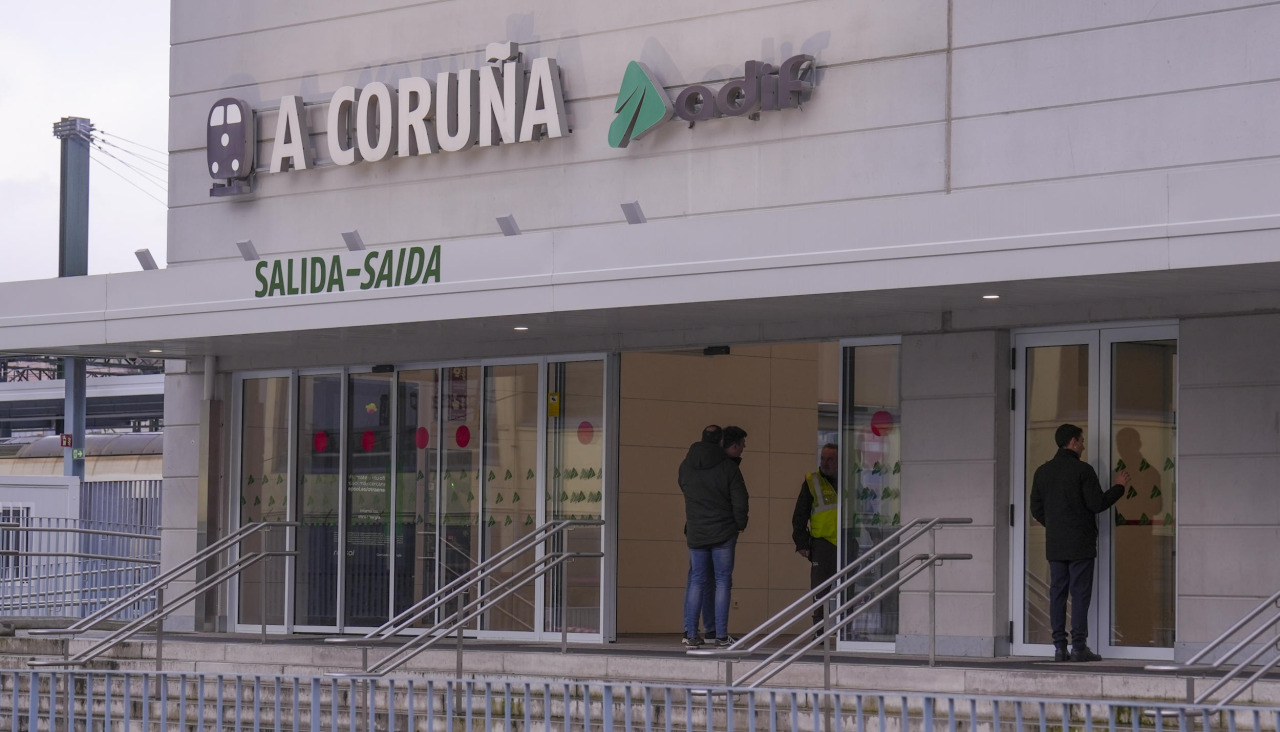 Varios viajeros, a las puertas de la estación de tren de A Coruña