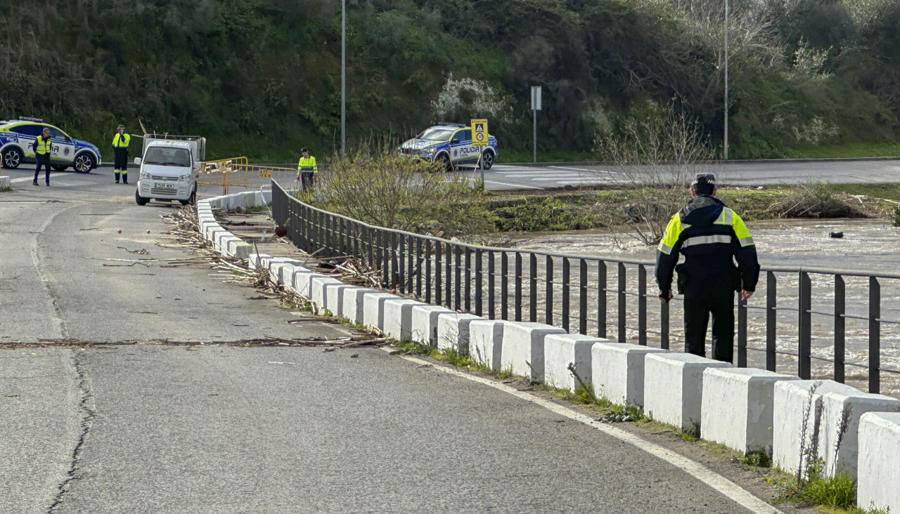 Efectivos policiales en una carretera cortada