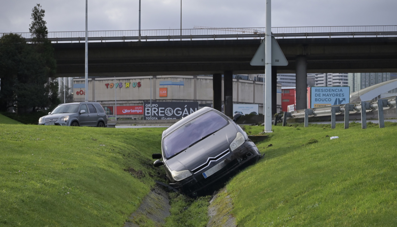 El coche que se quedó encajado en una cuneta de Alfonso Molina