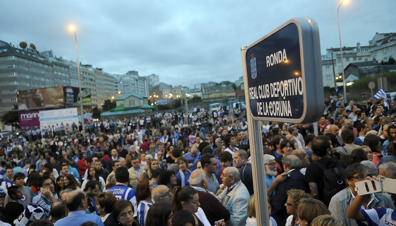 Aficionados del club herculino, el día en que se inauguró la vía dedicada al Deportivo, el 21 de septiembre de 2012