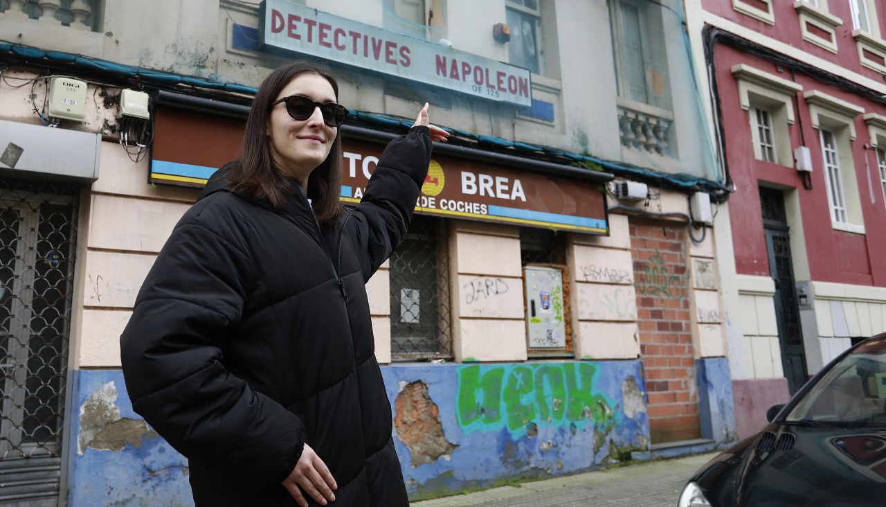 Marta Agra Santos, nieta de Napoleón, señala el cartel de la oficina de su abuelo en Cuatro Caminos 