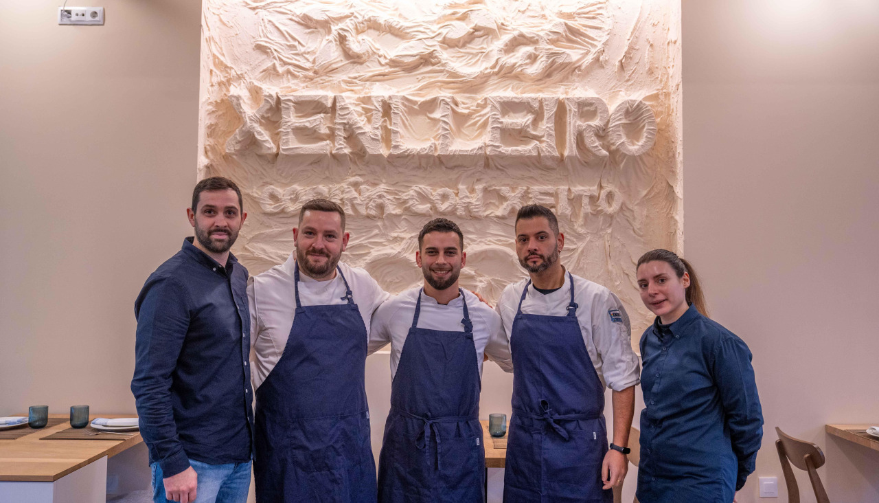 Joseph y Eduardo Torreira, primeros por la izquierda, junto a parte de su equipo