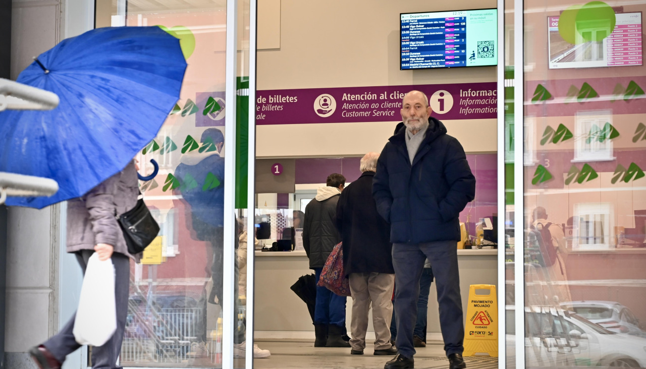 Viajeros afectados por la huelga ferroviaria, esta mañana, en la estación de tren de A Coruña